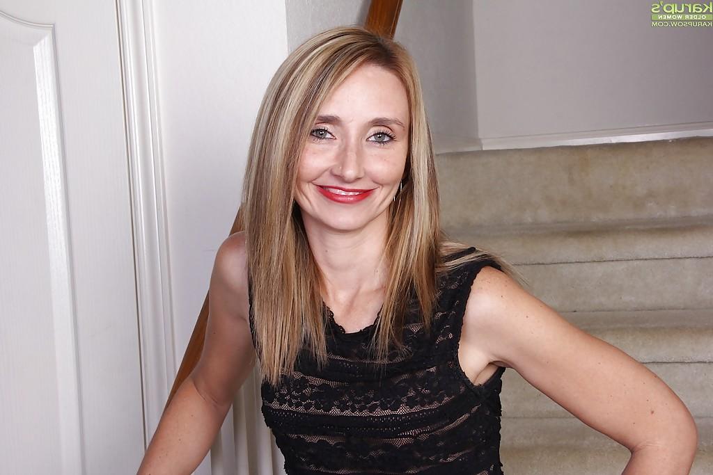 16P Blonde babe Heidi Van Moore presents her skinny nude body on cam