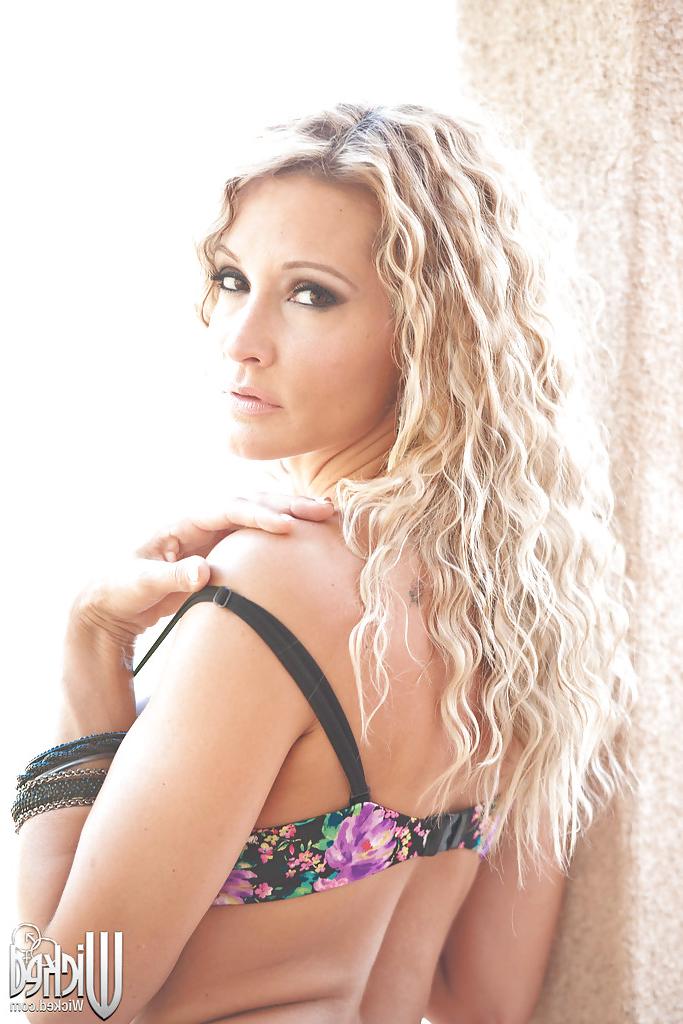 16P Seductive MILF on high heels Jessica Drake slipping off her lingerie