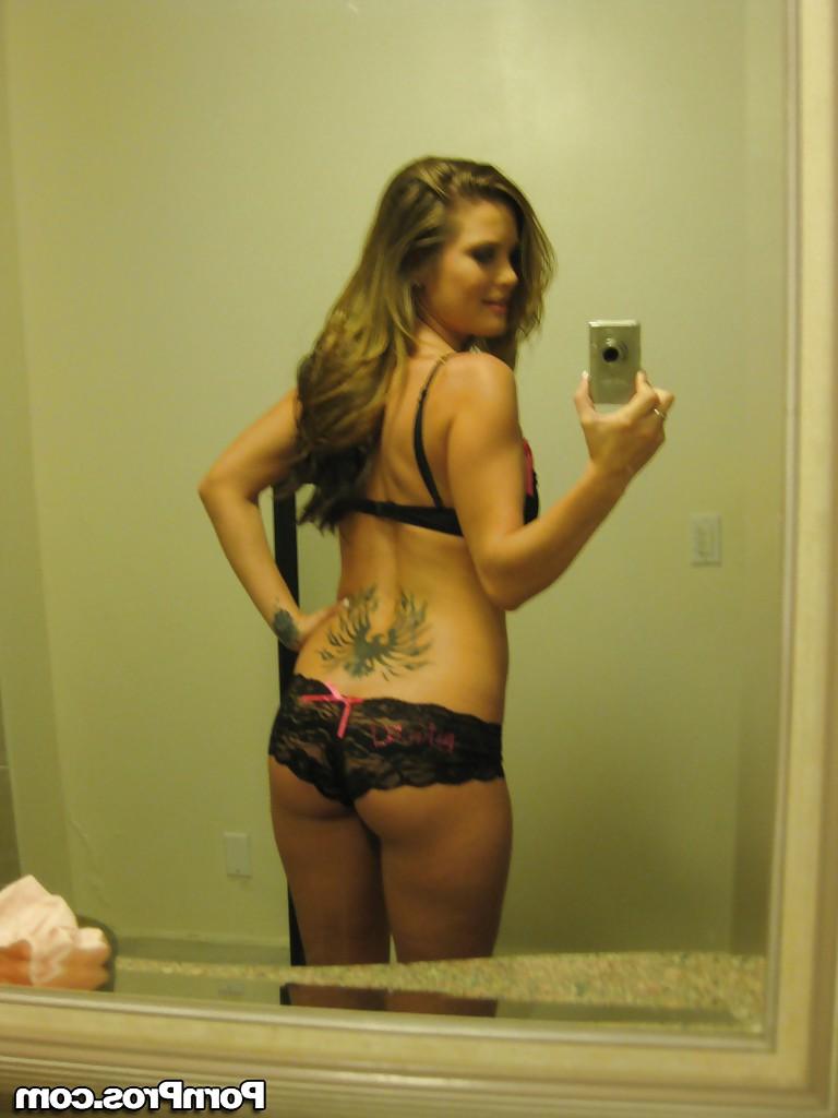 16P Busty girlfriend Megan Fenox makes amateur shots of her naked body