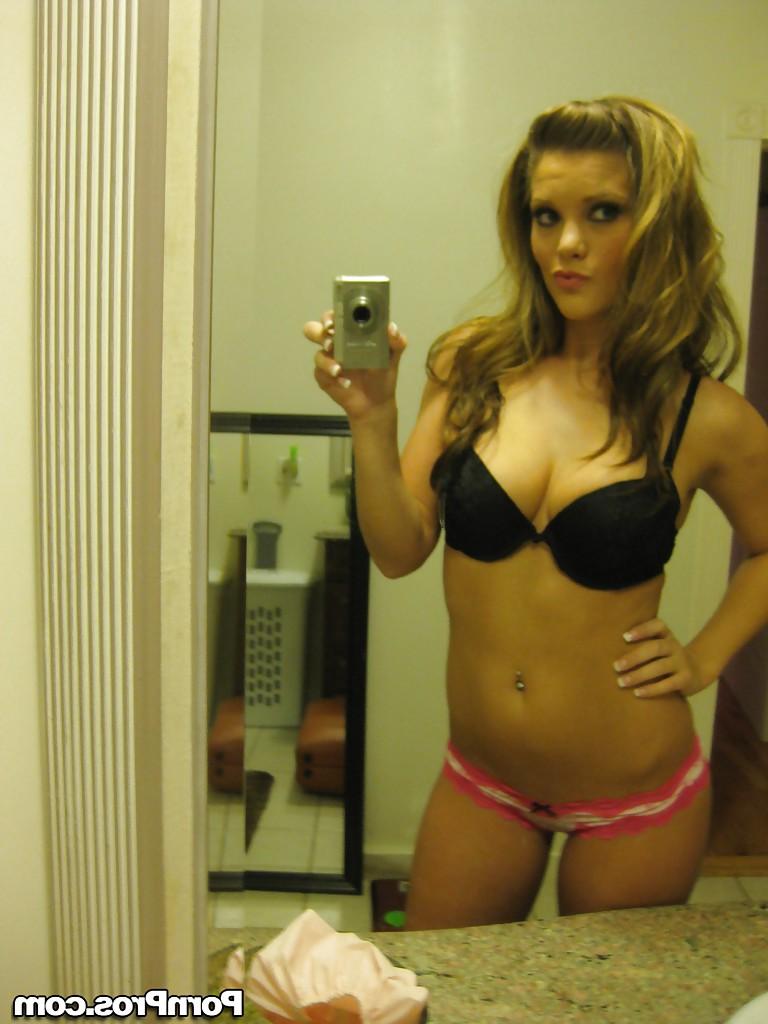 16P Busty girlfriend Megan Fenox makes amateur shots of her naked body