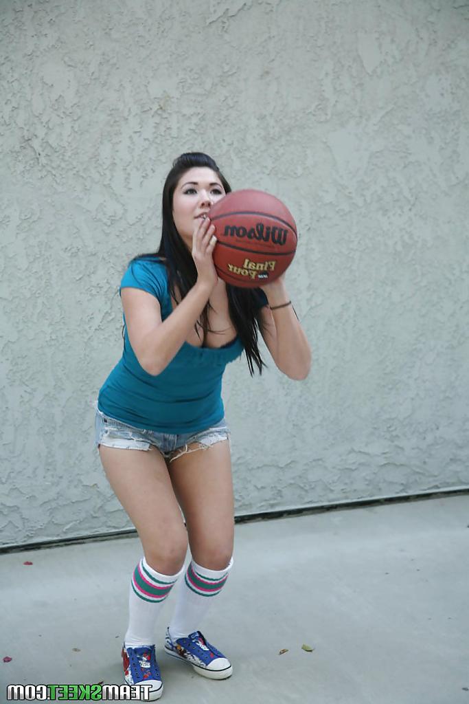 14P Sporty asian babe London Keyes revealing her tempting tits outdoor