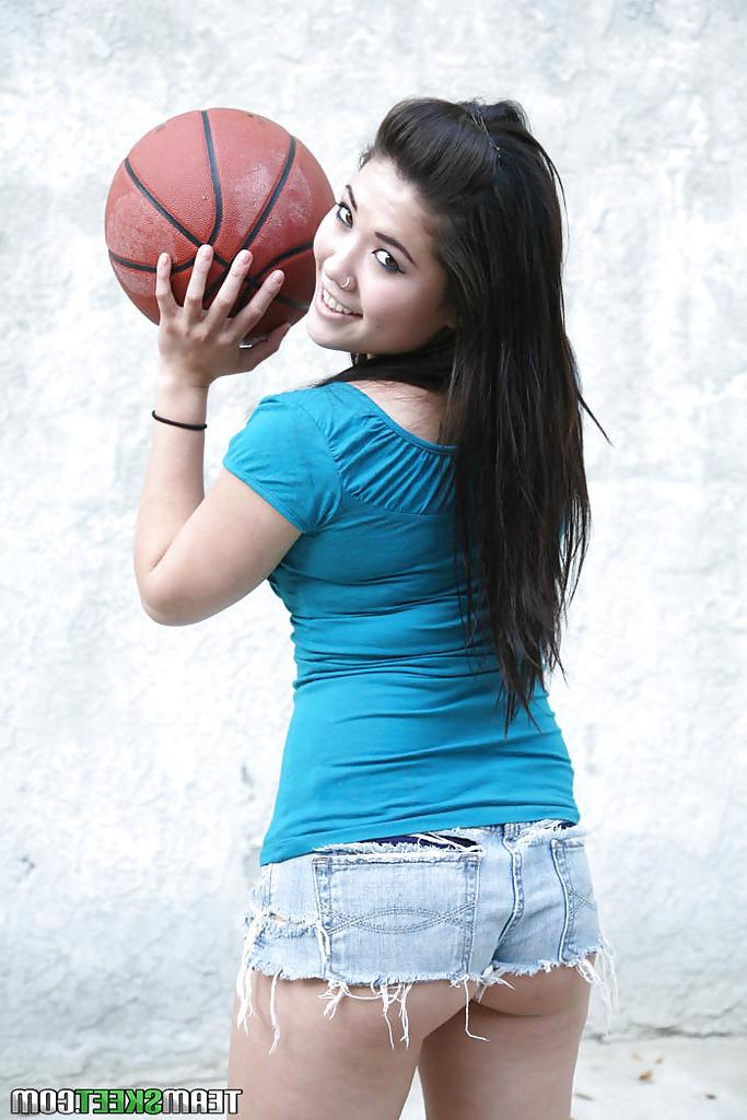 14P Sporty asian babe London Keyes revealing her tempting tits outdoor