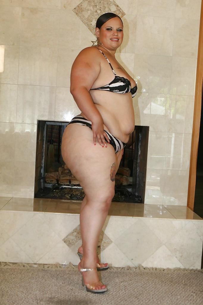16P Brunette SSBBW star on high heels getting rid of her tiny bikini