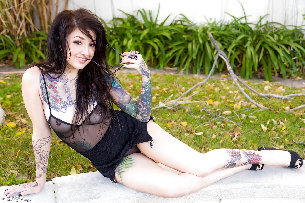 15P Tattooed Kelsi Lynn in glasses gives blowjob & gets a load of cum in mouth