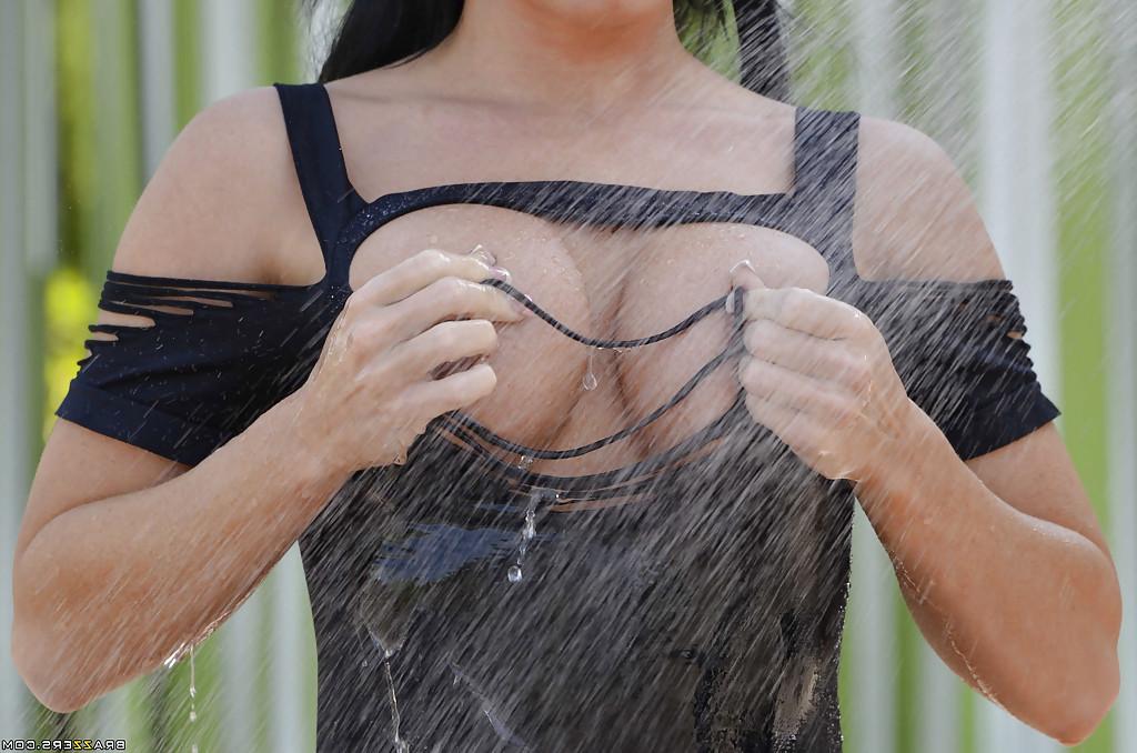 16P Playful latina vixen with amazing booty getting wet outdoor