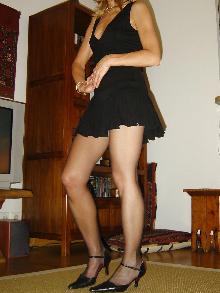 25P 45yo blondie wife flashing sexy pantyhose legs