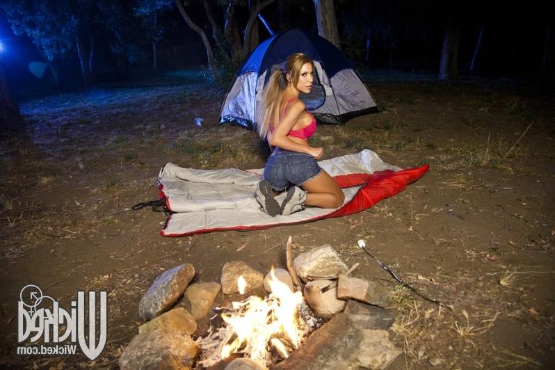 16P Latina babe with big tits Alexa Nicole spreading her cunt outdoor