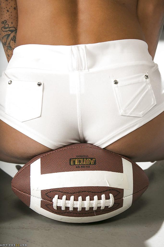 16P Tattooed hottie with round boobies slipping off her sport outfit