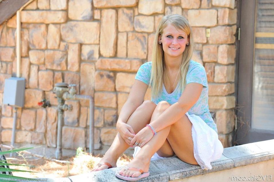 15P Pictures of busty blonde teen Alice fingering her wet pussy