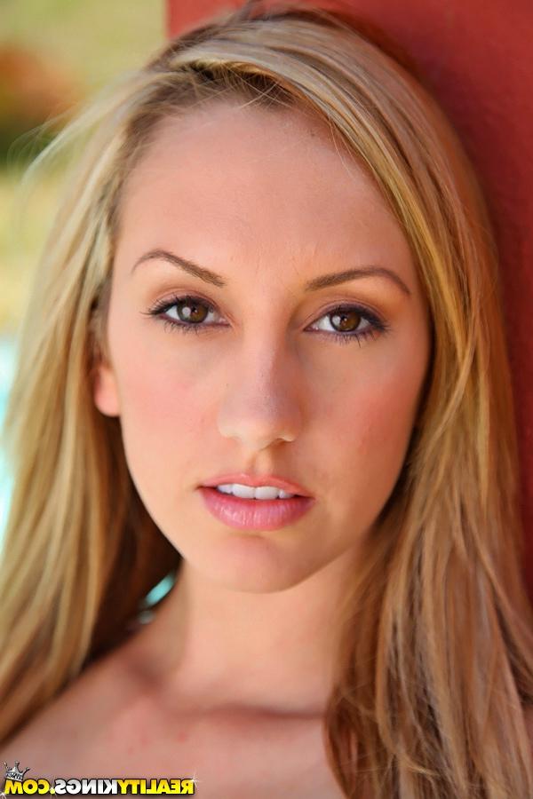 16P Amazingly lovely babe with sexy ass Brett Rossi stripping outdoor