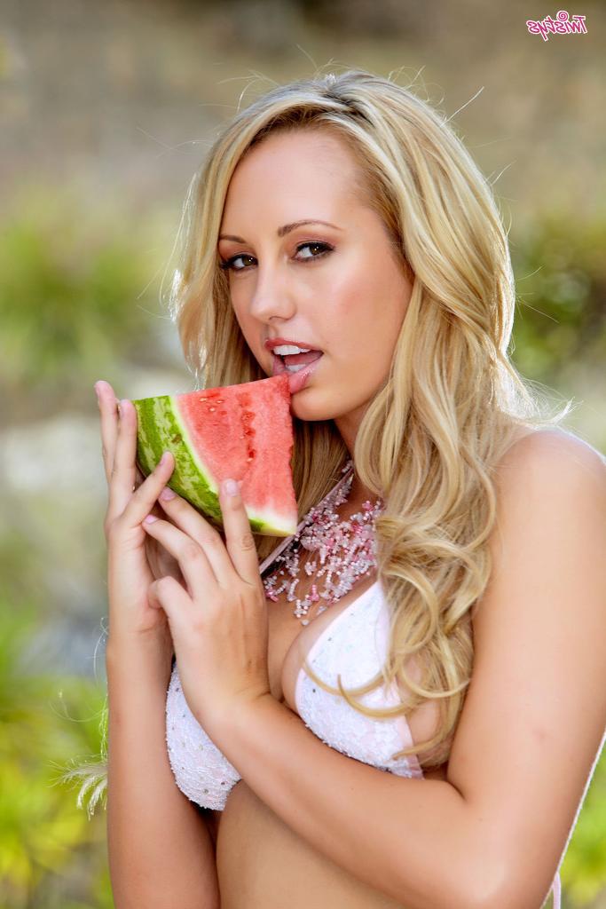 16P Cutie with big boobs Brett Rossi plays with her wet pussy outdoor