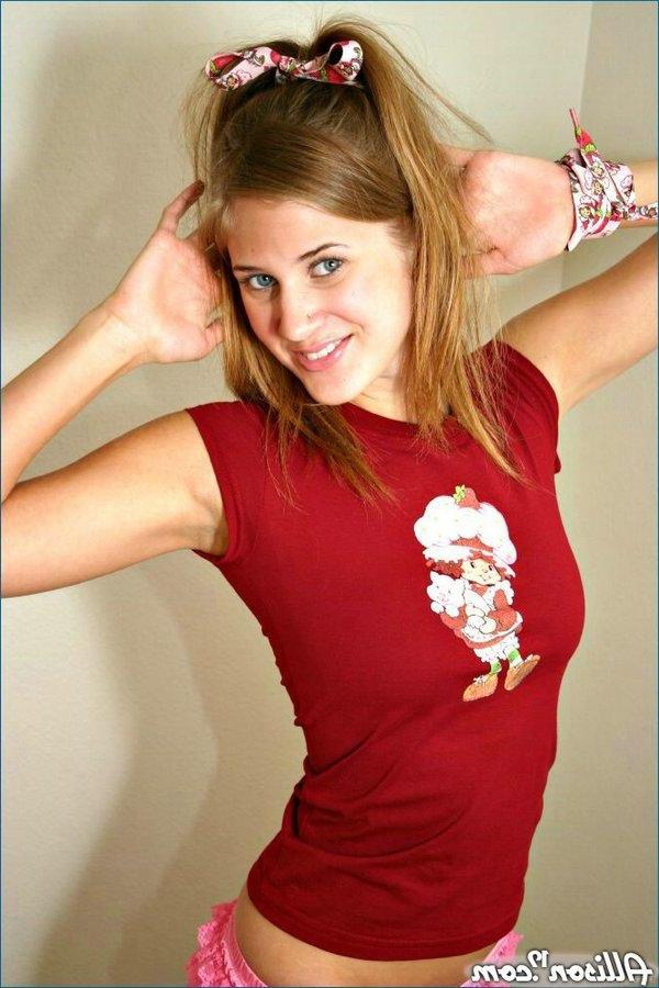 16P Pictures of teen babe Allison 19 sucking on a lollipop