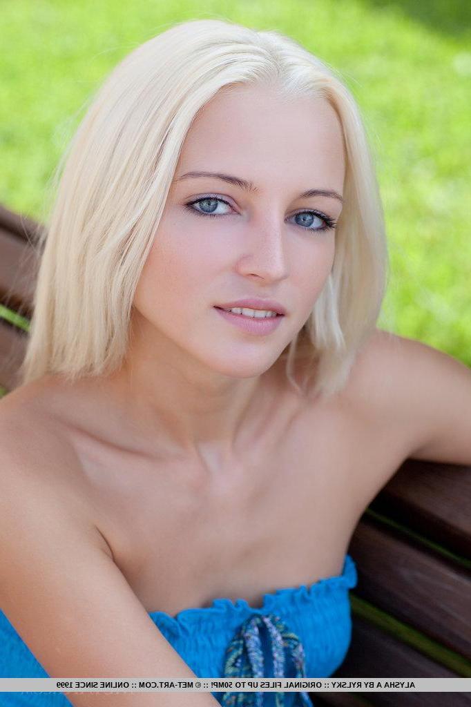 18P Pictures of gorgeous teen girl Alysha showing you her amazing body