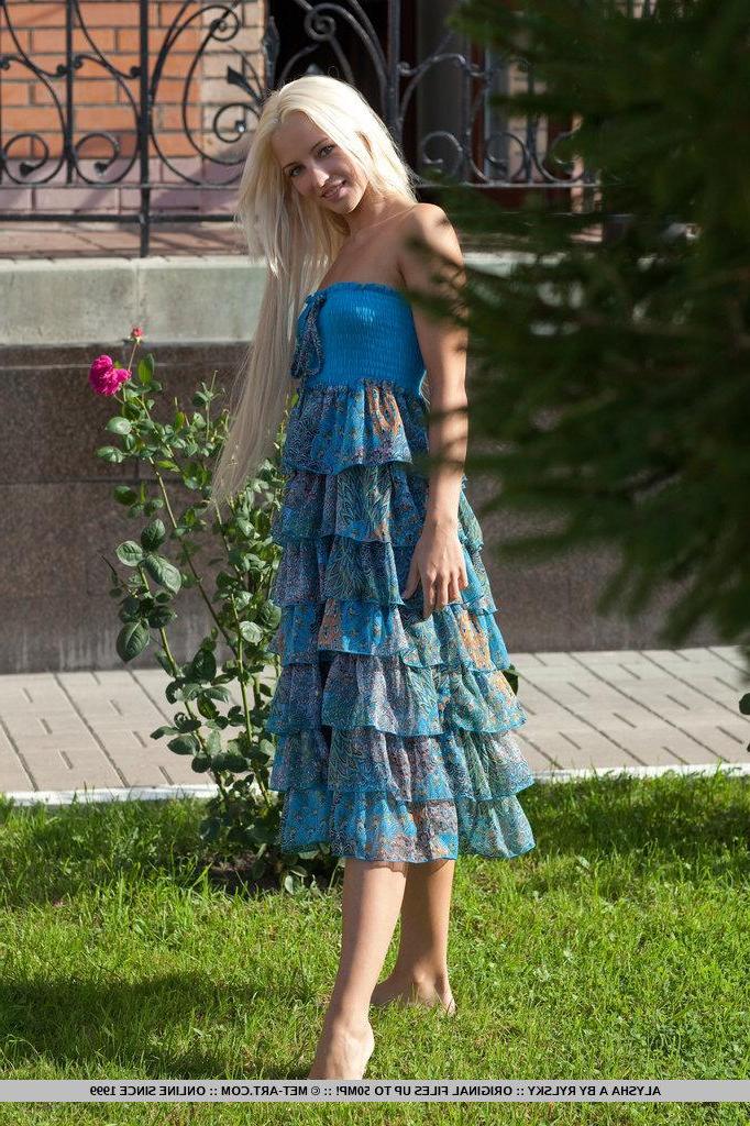18P Pictures of gorgeous teen girl Alysha showing you her amazing body