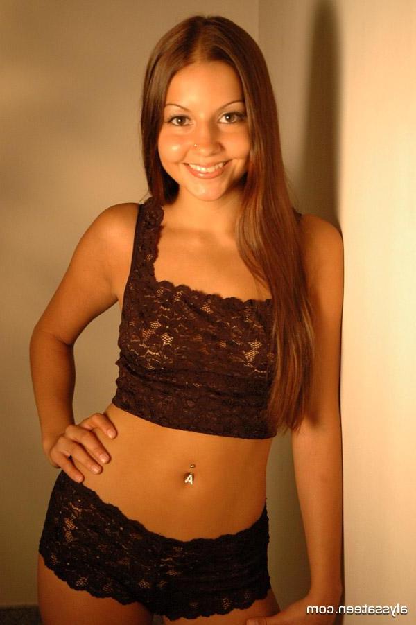 15P Pictures of Alyssa Teen teasing with her hot body