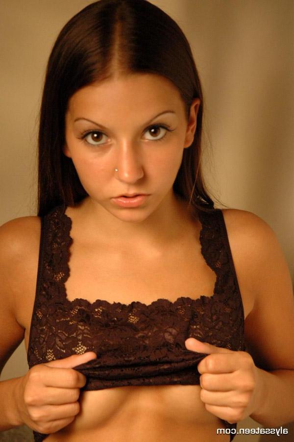 15P Pictures of Alyssa Teen teasing with her hot body