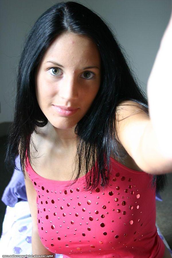 20P Pictures of hot teen cutie Amanda showing off her pretty face and body