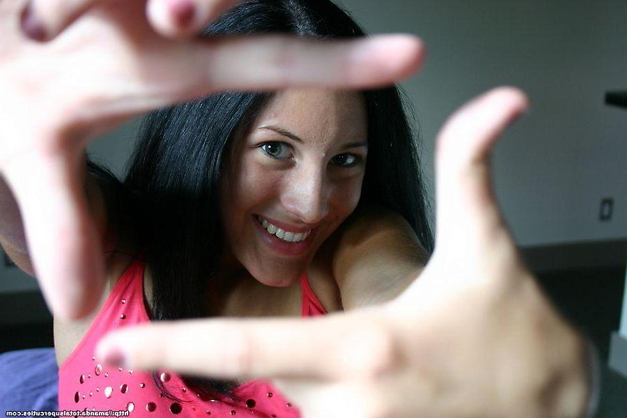 20P Pictures of hot teen cutie Amanda showing off her pretty face and body