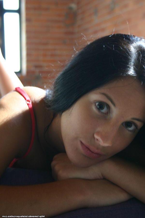 20P Pictures of hot teen cutie Amanda showing off her pretty face and body