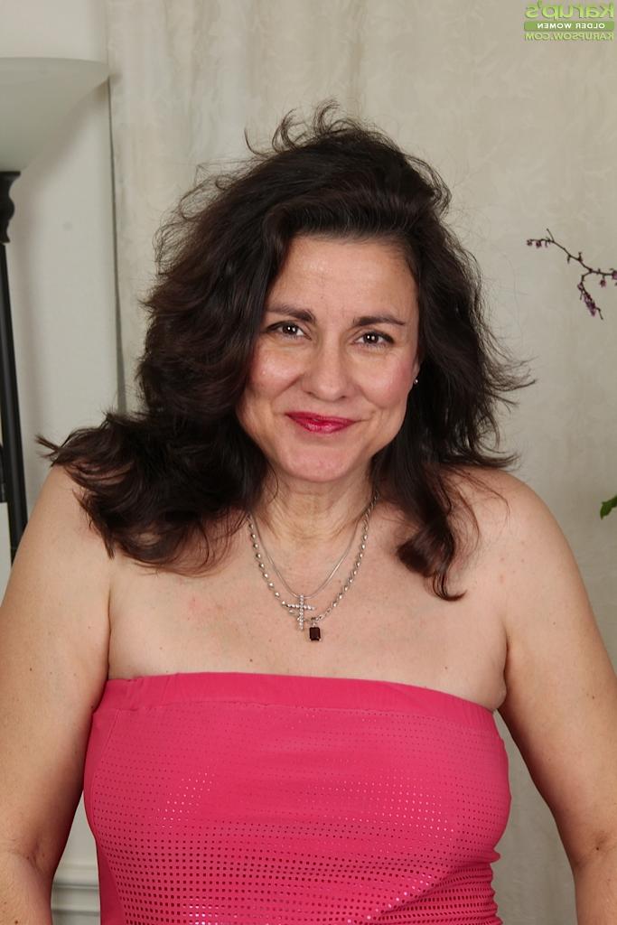 16P Fatty mature Gianna Jones is undressing her shorts and panties