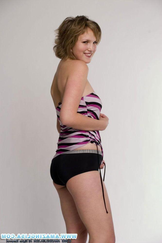 15P Pictures of Amazing Lisa showing off her hot body