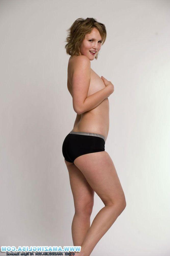 15P Pictures of Amazing Lisa showing off her hot body