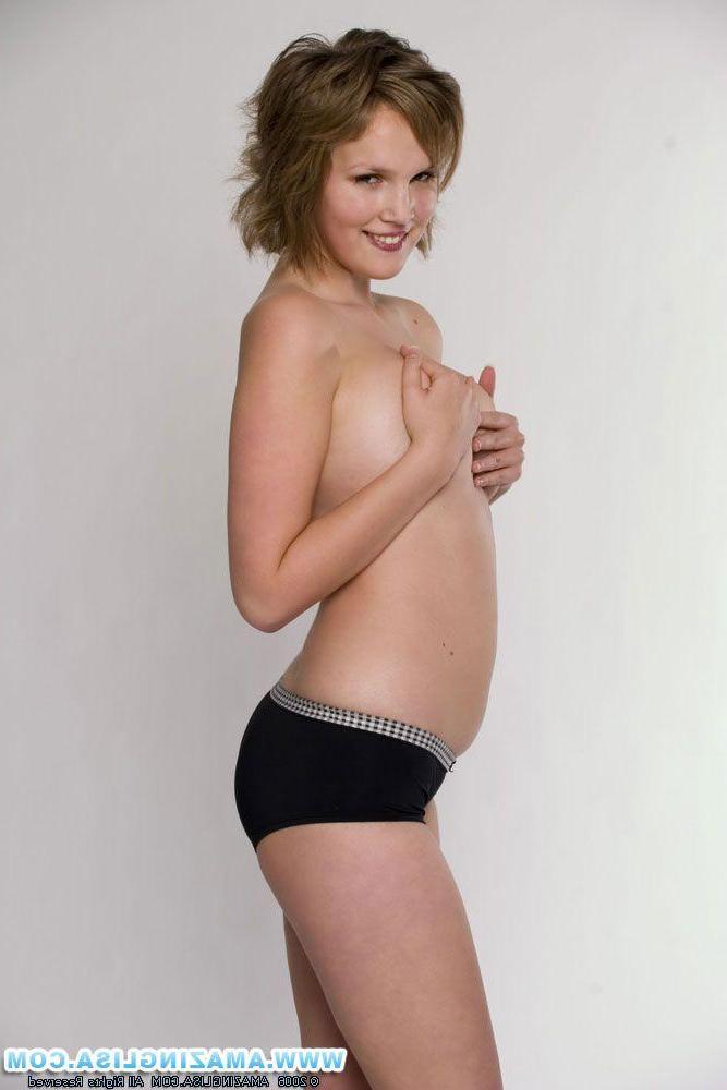 15P Pictures of Amazing Lisa showing off her hot body