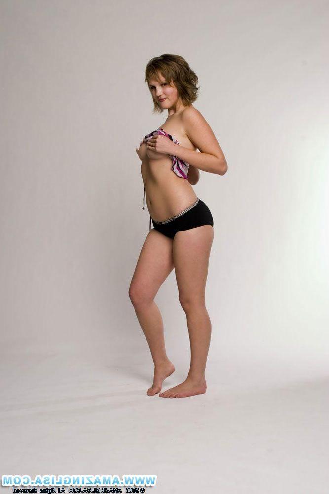 15P Pictures of Amazing Lisa showing off her hot body