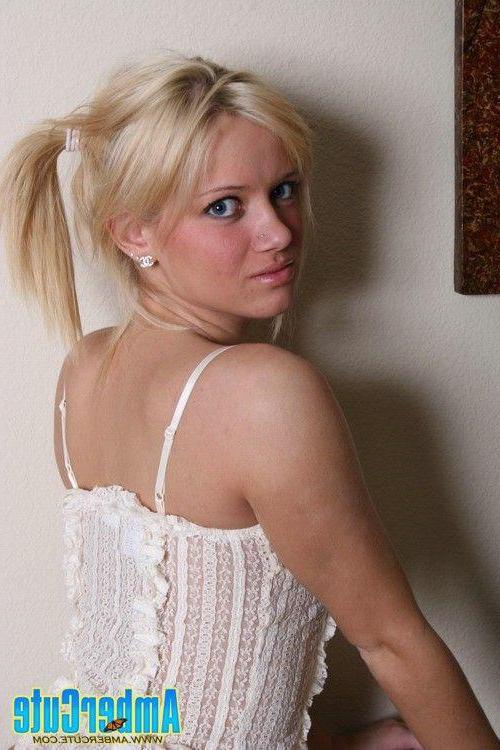 16P Pictures of Amber Cute showing her fuckable body