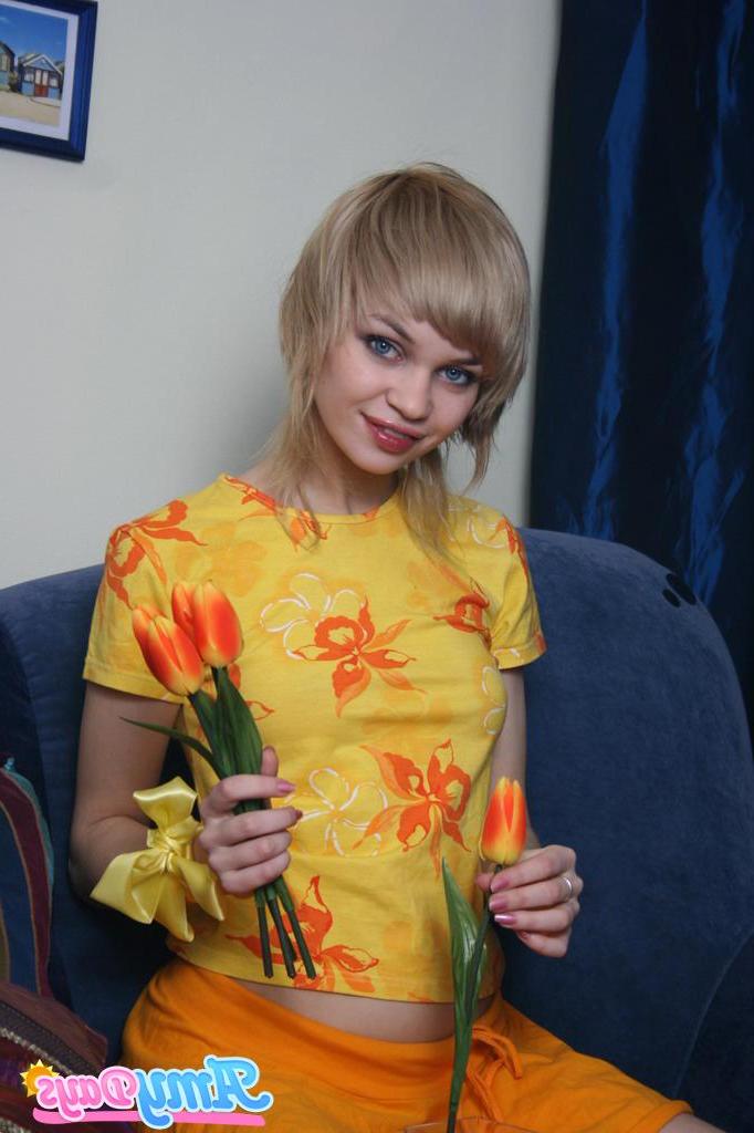 15P Pictures of teen hottie Amy Days showing you her nude teen body