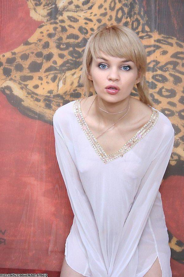 19P Pictures of teen babe Giselle showing her naked body