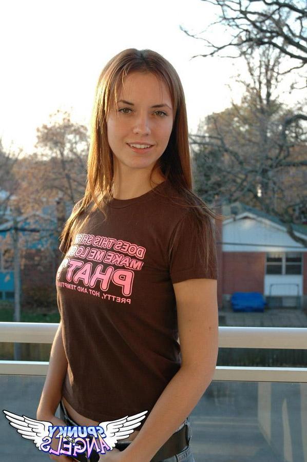 20P Pictures of a hot teen angel showing her perfect body