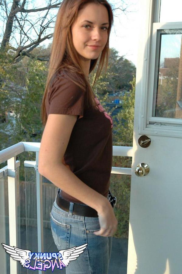 20P Pictures of a hot teen angel showing her perfect body