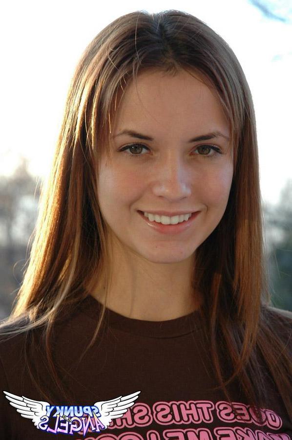 20P Pictures of a hot teen angel showing her perfect body
