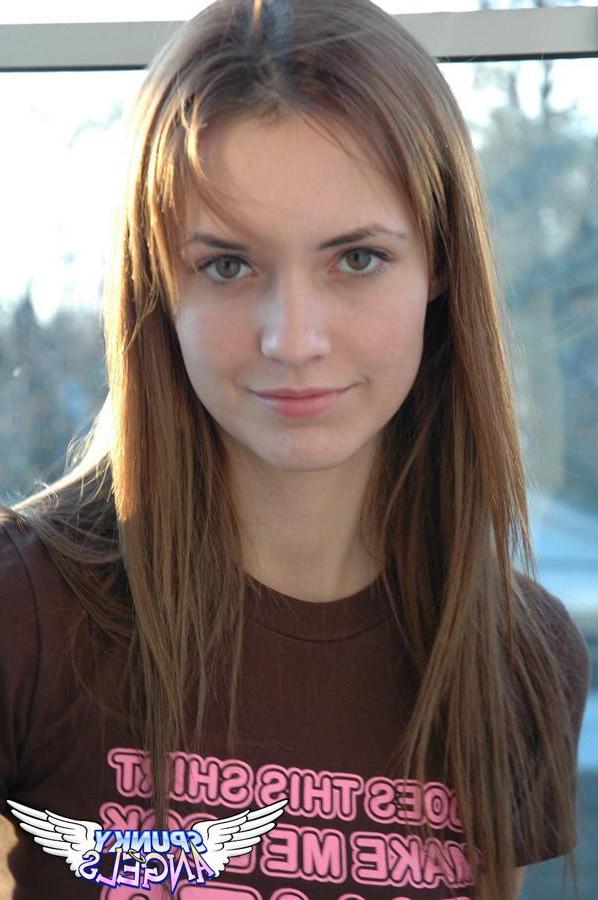 20P Pictures of a hot teen angel showing her perfect body