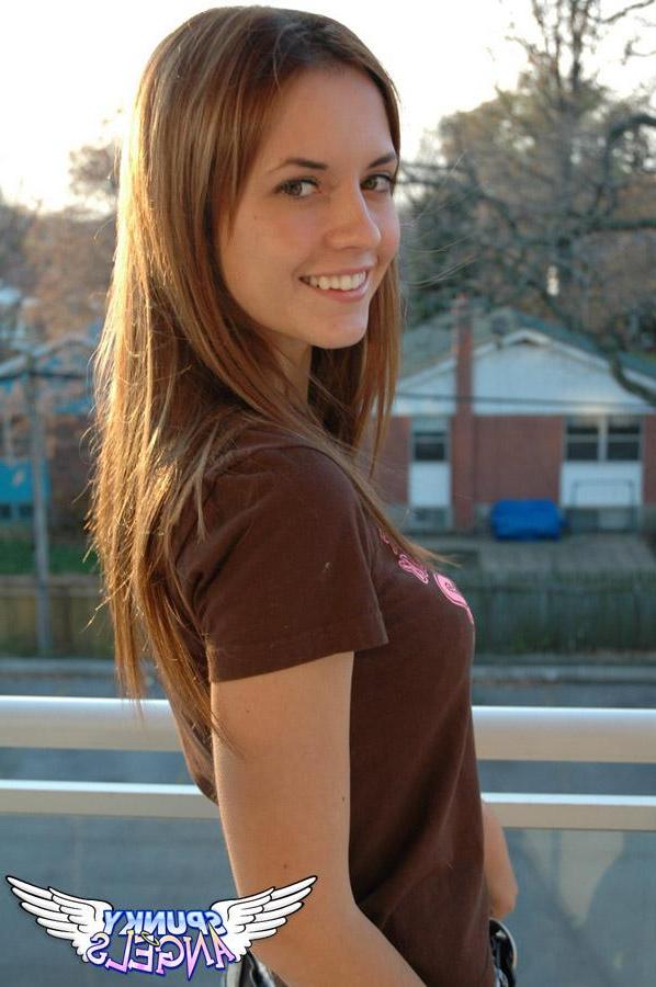 20P Pictures of a hot teen angel showing her perfect body