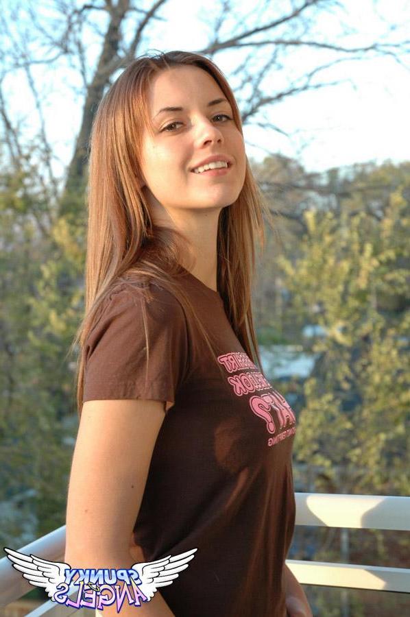 20P Pictures of a hot teen angel showing her perfect body