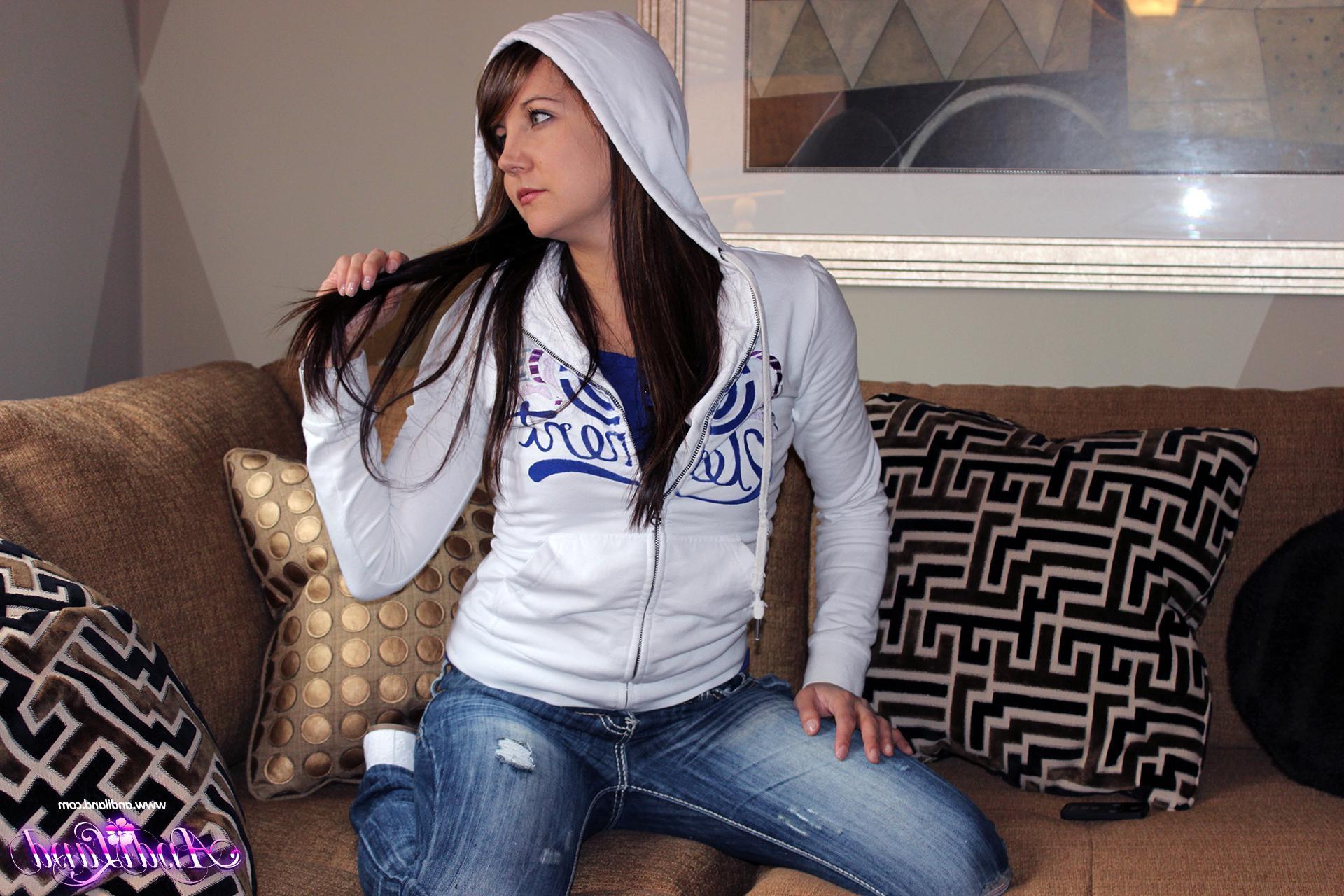 15P Andi Land slides down her blue jeans to show you her super hot pussy