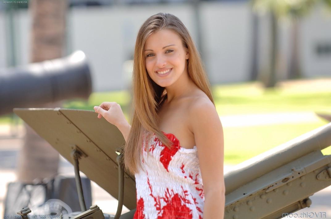 18P Pics of Andrea showing her naked body