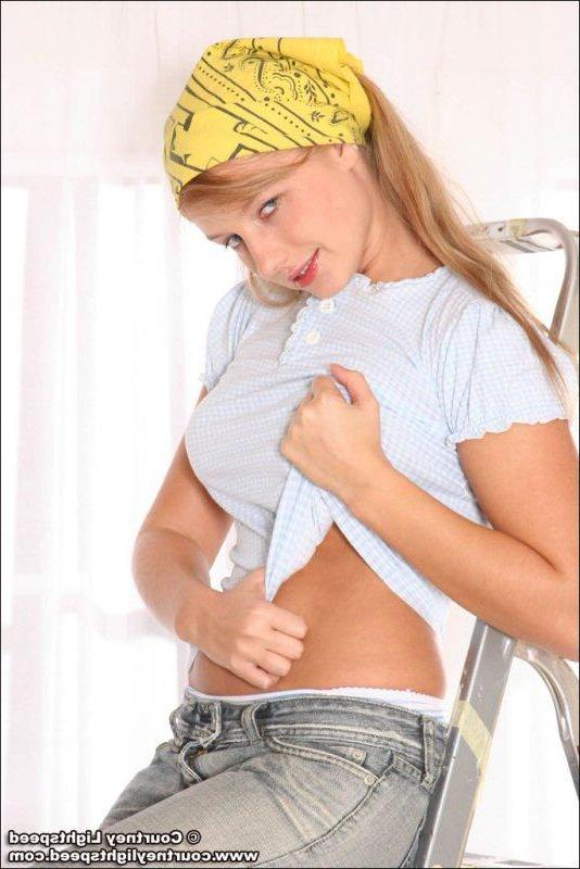 15P Courtney shows off her amazing teen body