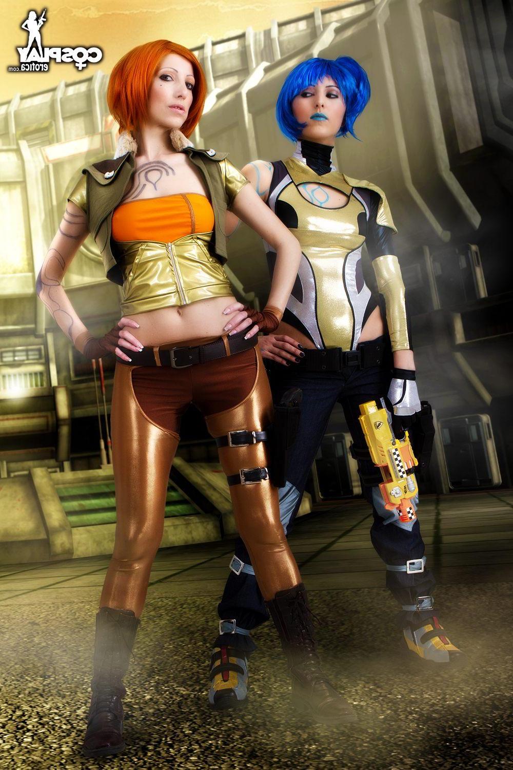 12P Hot cosplayers Anne and Angela do a sexy Borderlands lesbian scene