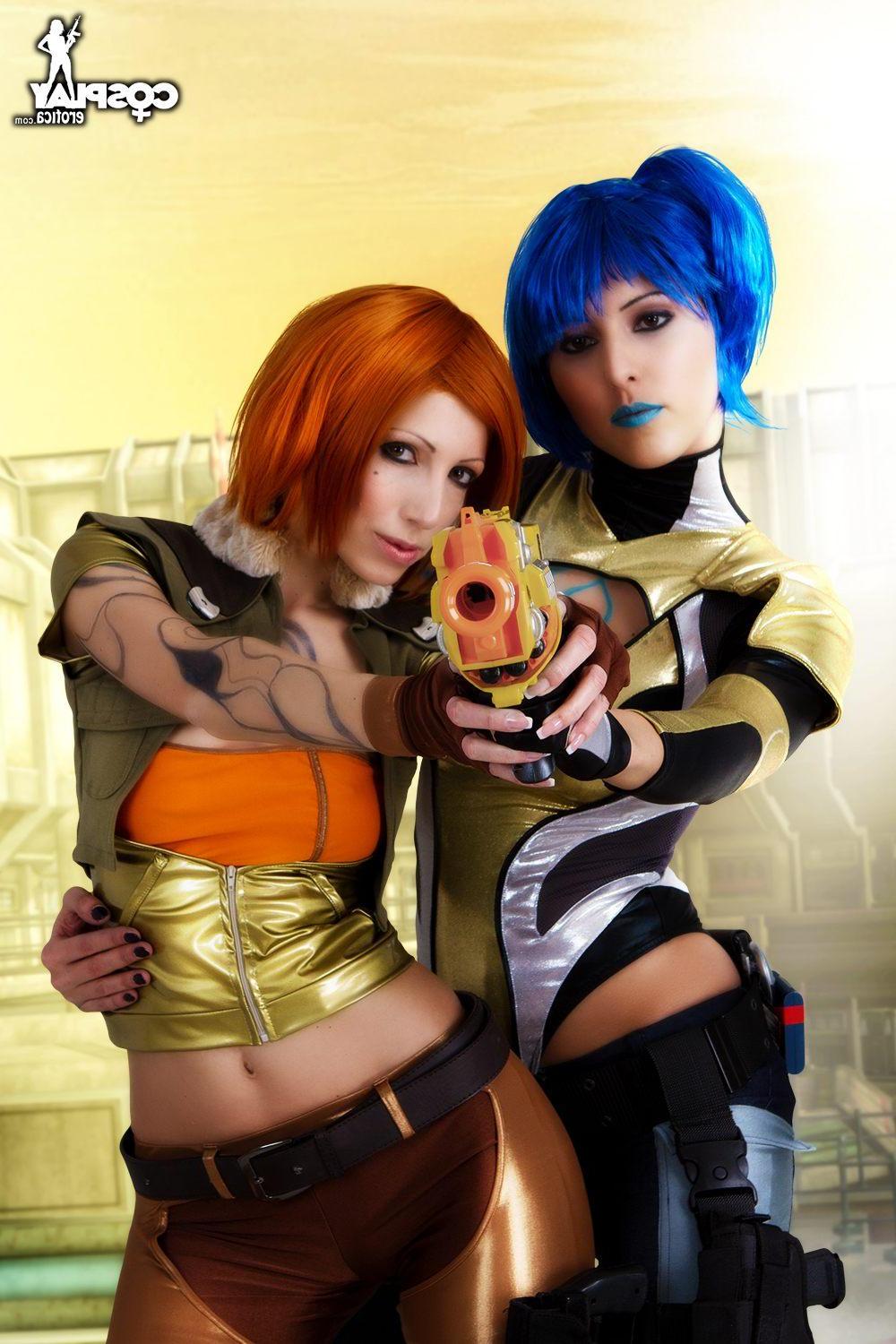 12P Hot cosplayers Anne and Angela do a sexy Borderlands lesbian scene