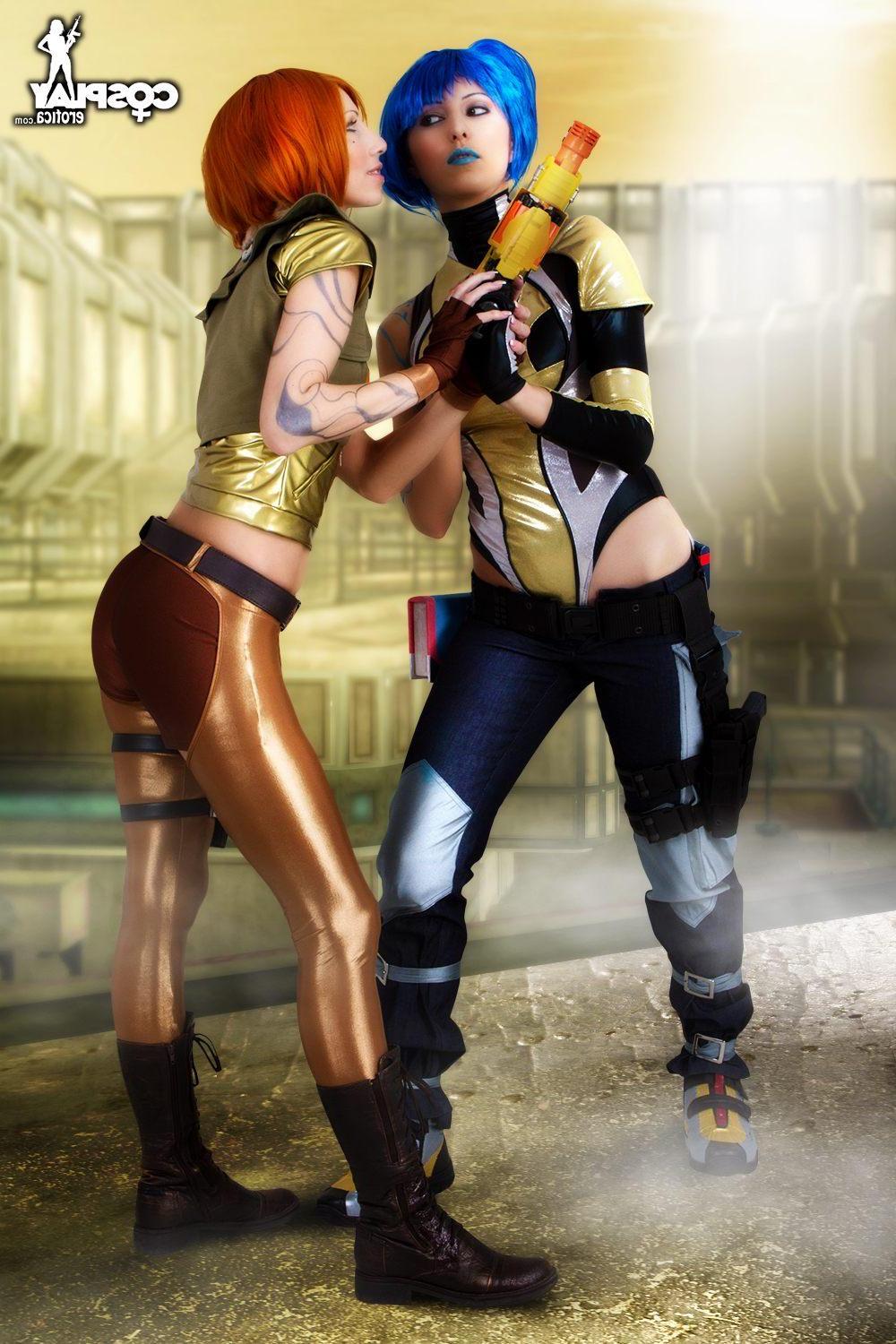 12P Hot cosplayers Anne and Angela do a sexy Borderlands lesbian scene