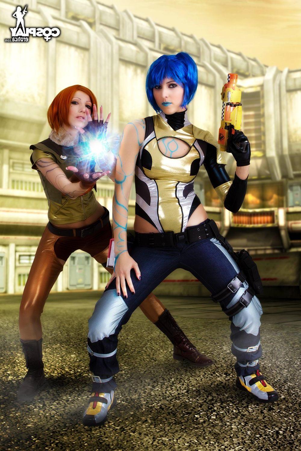 12P Hot cosplayers Anne and Angela do a sexy Borderlands lesbian scene