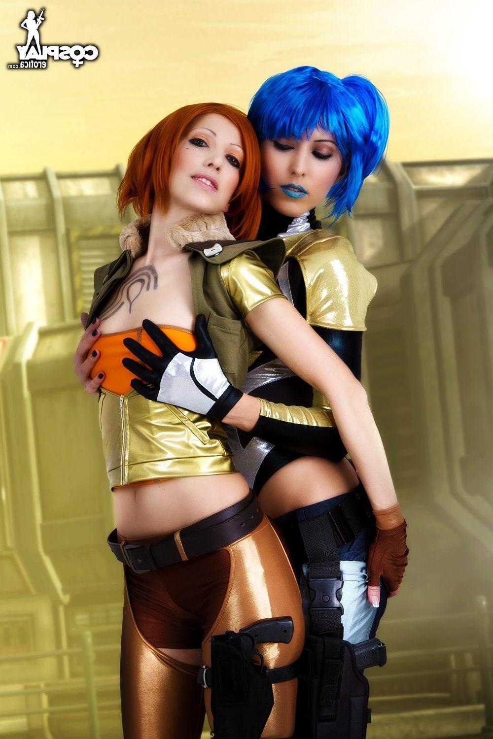 12P Hot cosplayers Anne and Angela do a sexy Borderlands lesbian scene