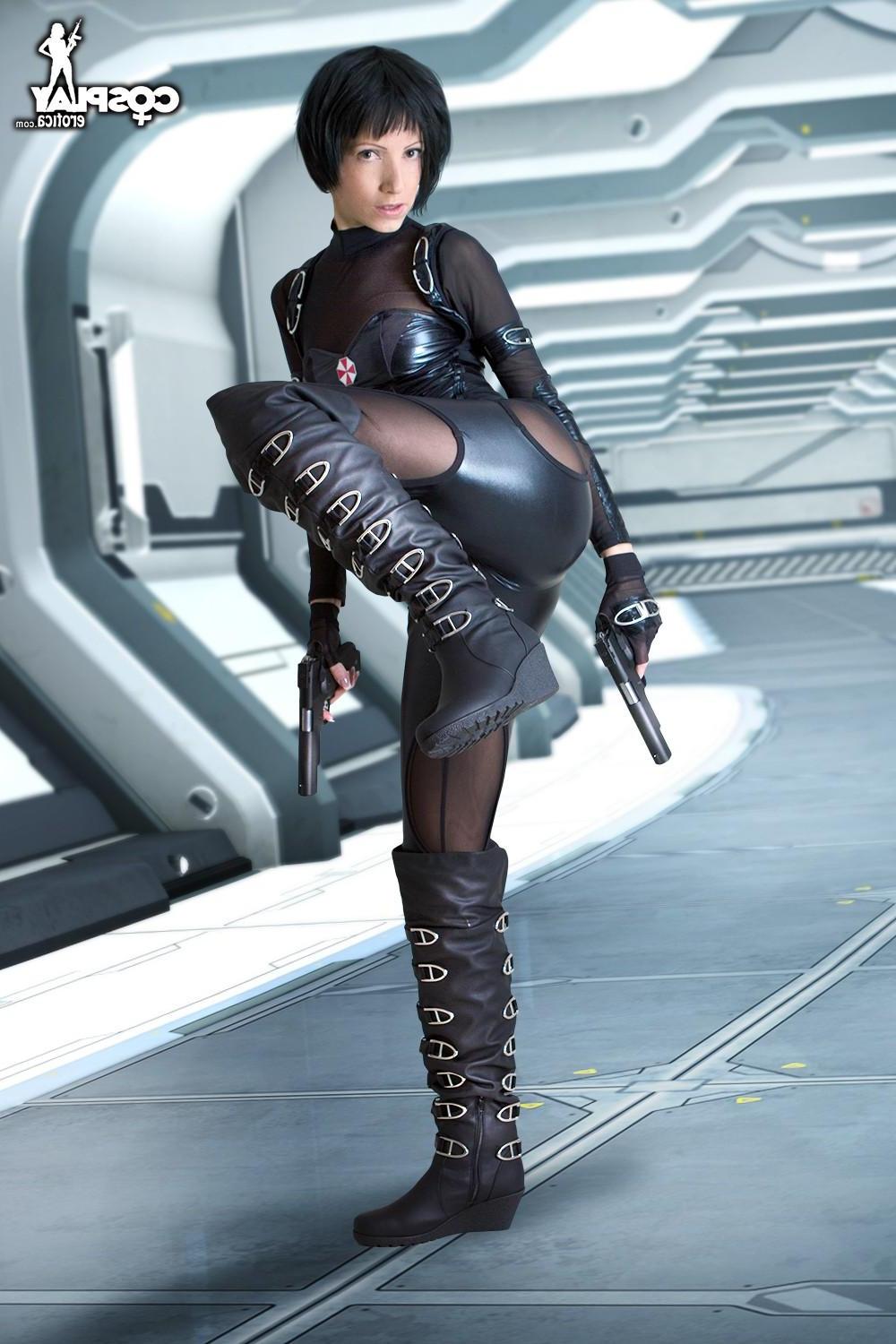 12P Cosplay babe Angela is ready to take down the infected