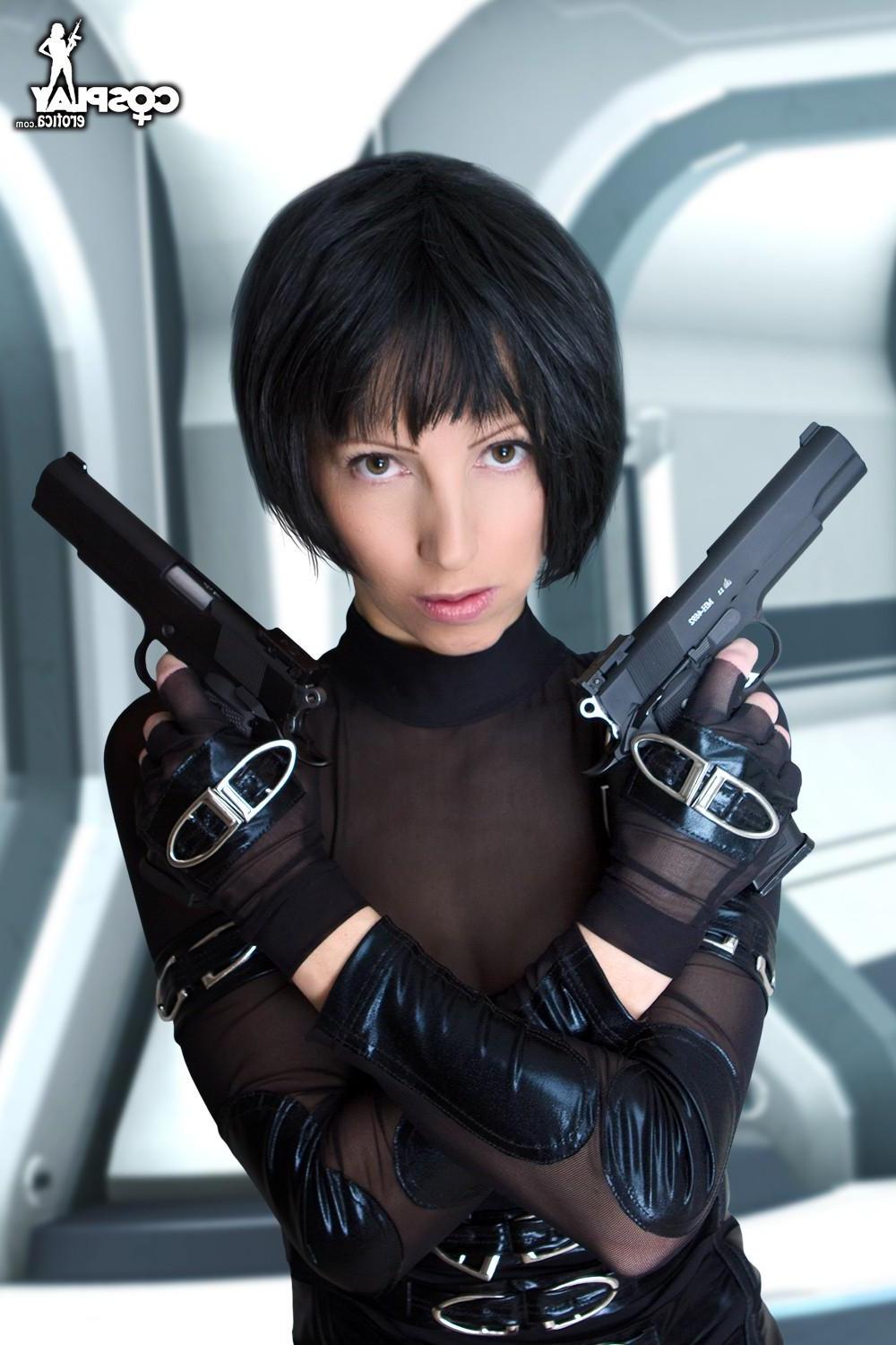 12P Cosplay babe Angela is ready to take down the infected