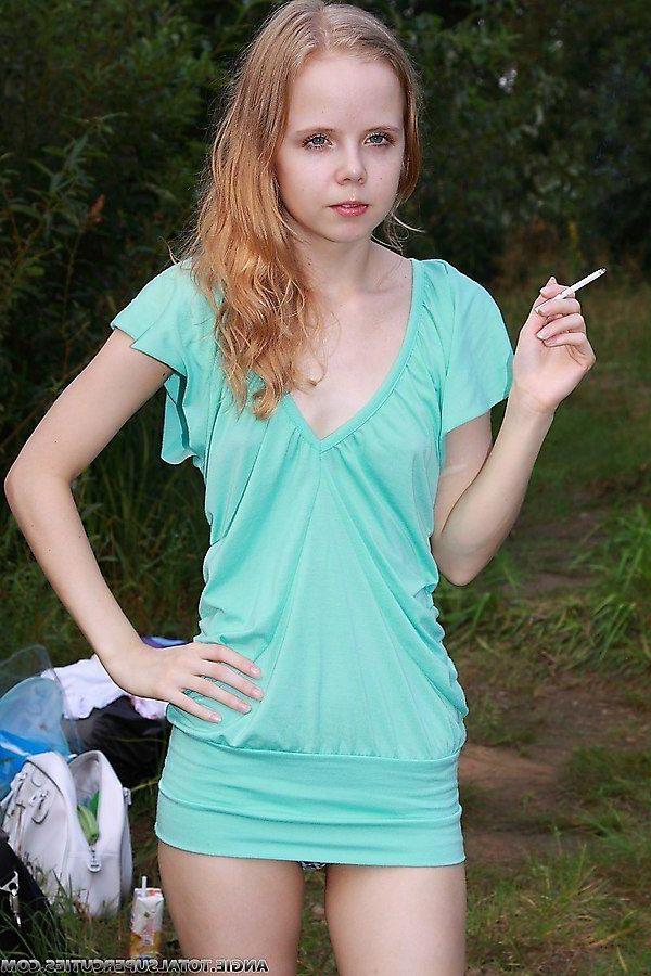 20P Pictures of Angie showing her hot body outside