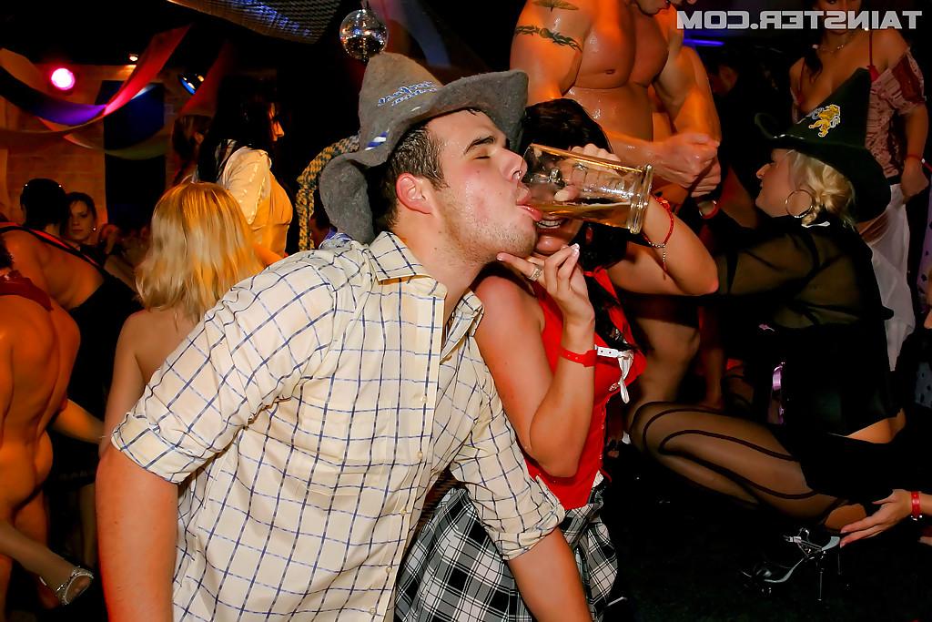 16P Sex-hungry MILFs spend some great time at the night club party