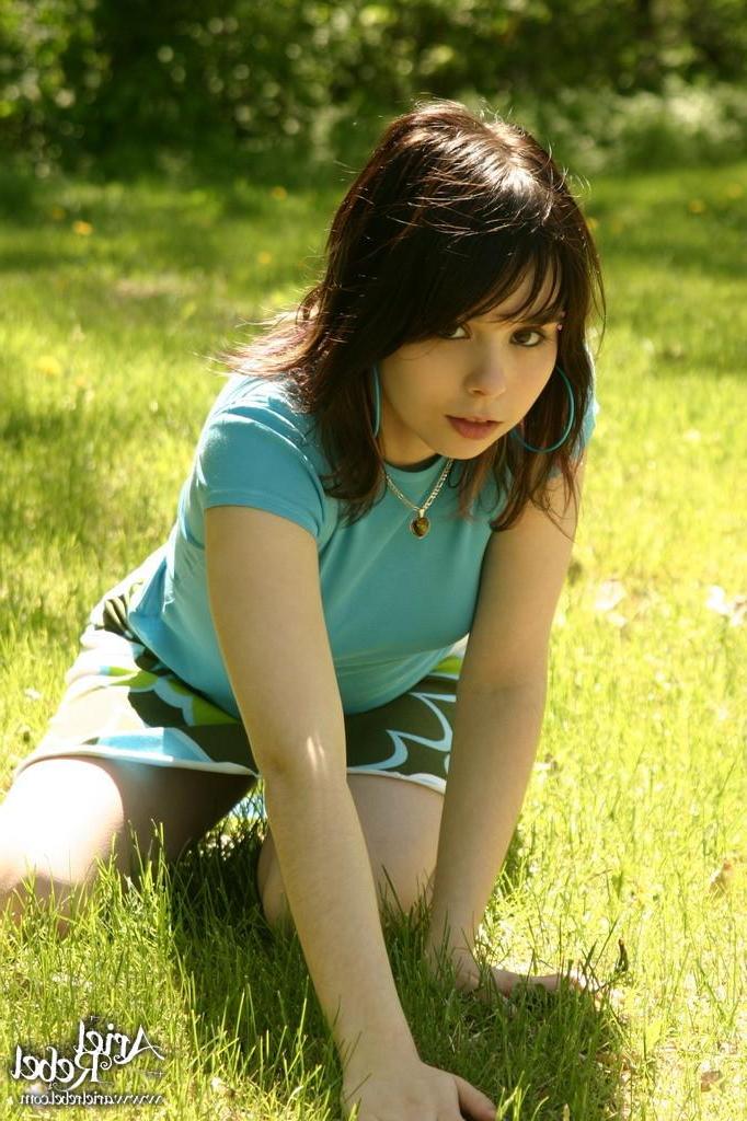 15P Pics of Ariel Rebel showing off her hot body